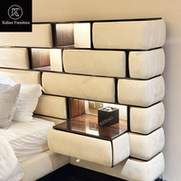 Lit en cuir de luxe moderne avec tête de lit intégrée, cadre de lit king size, lit capitonné italien avec éclairage LED et tables de chevet intégrées