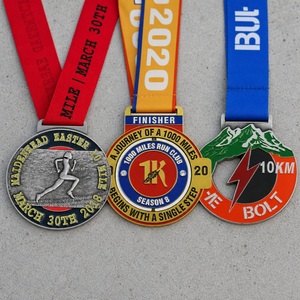 Medaglia Personalizzata per Finisher di Gare di Corsa in Lega di Zinco Smaltata Placcata Oro e <span class=keywords><strong>Argento</strong></span> per Gara 10K con Nastro Personalizzato Direttamente dalla Fabbrica - Product Image 1