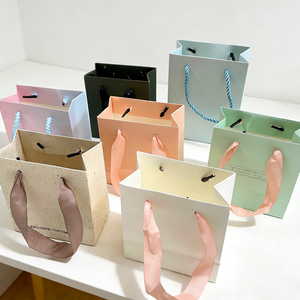 Bolsas de Papel para Regalos Personalizadas, Ecológicas, de Lujo, Reciclables, con Asas de Cinta, Impresión de Logotipo con Estampado en Caliente para Pequeñas Empresas - Product Image 4