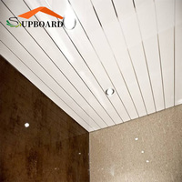 Modèles de panneaux de plafond en PVC de conception moderne blanc brillant pour l'intérieur