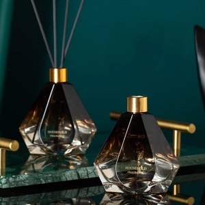 Bouteille en verre <span class=keywords><strong>de</strong></span> couleur unique <span class=keywords><strong>de</strong></span> luxe grand <span class=keywords><strong>diffuseur</strong></span> <span class=keywords><strong>de</strong></span> roseau vide <span class=keywords><strong>de</strong></span> 100ml 150 200 500 avec des bâtons <span class=keywords><strong>de</strong></span> bouchon - Product Image 1