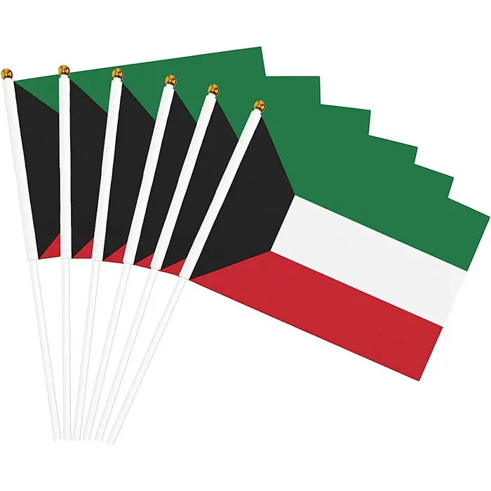 Bandiera del Kuwait all'ingrosso Mini bandiera ondulata a mano in poliestere dotata di asta portabandiera in plastica o legno per la decorazione della festa nazionale