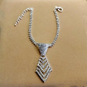 Vente <span class=keywords><strong>en</strong></span> gros <span class=keywords><strong>prix</strong></span> d'usine nouvelle mode à bas <span class=keywords><strong>prix</strong></span> cravate sexy <span class=keywords><strong>en</strong></span> strass tour de cou pour femmes collier perles de cristal cravate - Product Image 5