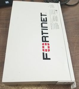 Commutateur fibre optique 24 ports Fortinet, nouveau stock, <span class=keywords><strong>FortiSwitch</strong></span> FS-<span class=keywords><strong>424E</strong></span>-<span class=keywords><strong>FIBER</strong></span>, commutateur FortiGate couche 2/3 avec 24 ports GE SFP et 4 ports 10 GE SFP+ - Product Image 4