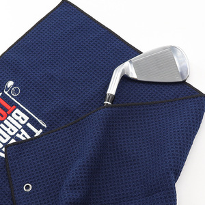 Serviettes de golf portables personnalisées avec logo, en microfibre gaufrée, avec mousqueton - Product Image 4