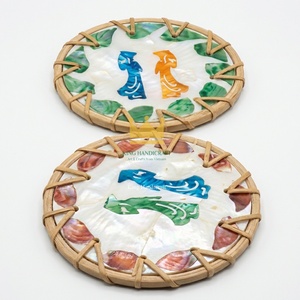 Sous-verres ronds en rotin mosaïque de nacre faits à la main au Vietnam pour la décoration de table à café, thé et repas - Product Image 4