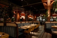 Comptoir de bar moderne et esthétique avec dessus en bois et éclairage LED pour restaurant musical, boîte de nuit, bar à vin
