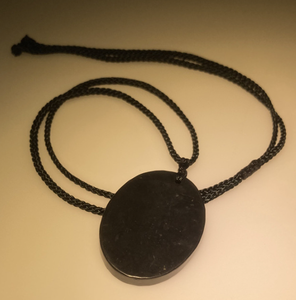 Abito lungo delicato <span class=keywords><strong>a</strong></span> forma ovale in grafite di shungite, abbinato <span class=keywords><strong>a</strong></span> un ciondolo per la <span class=keywords><strong>pace</strong></span> e la sicurezza. - Product Image 5