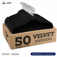 Cintres à vêtements floqués antidérapants personnalisés avec logo, directement de l'usine, robustes et peu encombrants pour l'organisation des vêtements domestiques