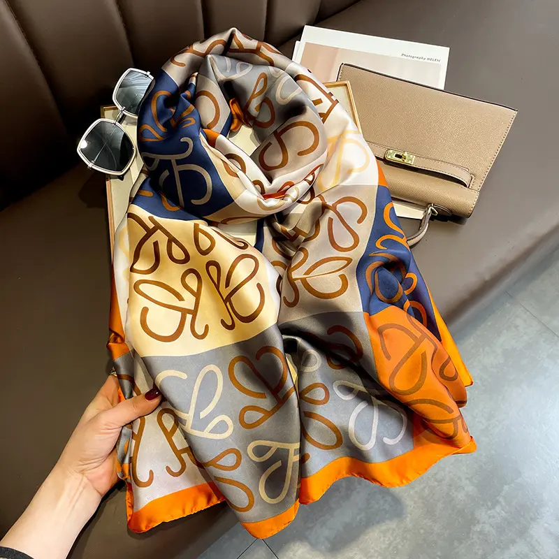 Großhandel heiß verkaufen Mode Damen große weiche Seide bedruckte Schals Schals Luxus Designer einzigartige Muster gedruckt Schal Hijab