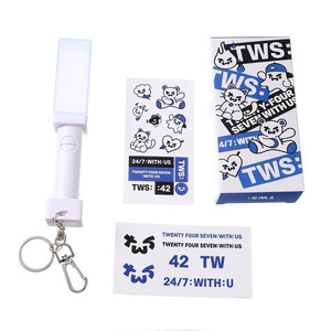 Porte-clés LED <span class=keywords><strong>Stray</strong></span> Kids en gros, breloque de sac à dos, mini-ventilateur portable avec emballage cadeau pour KPOP - Product Image 2