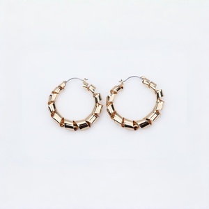 Boucles d'oreilles créoles géométriques plaquées or, bijoux d'oreille circulaires pour femmes, cadeau de fête ou de mariage - Product Image 1