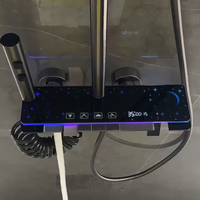 Ensemble de douche intelligent avec affichage numérique, finition chromée, jets pluie et modes de massage doux, commande par touches piano, lumière d'ambiance LED et affichage de la température