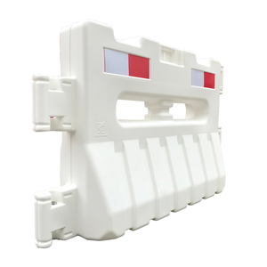 Bollards de signalisation routière en PEHD rouge/blanc remplis d'eau pour la construction routière, le contrôle des foules et le stationnement - Product Image 1