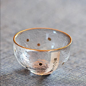 Mini taza de té de cristal grueso, estilo Zen japonés, pequeño accesorio de cristal para juego de té con puntos dorados, forma cilíndrica, sin tapa - Product Image 4