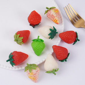 Porte-clés fraise en PVC, pendentif de sac fraise créatif blanc laiteux, accessoire de photographie fruit simulé - Product Image 1