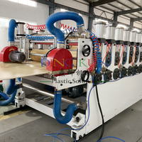 Machine d'extrusion à double vis pour panneaux en mousse PVC avec dispositif de gaufrage en ligne pour ligne de production de panneaux muraux et de plafonds