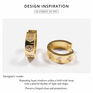 Pendientes de aro Huggie con incrustaciones de corazón, de acero inoxidable chapado al vacío en oro de 14K, anchos y articulados, tipo statement - Product Image 2
