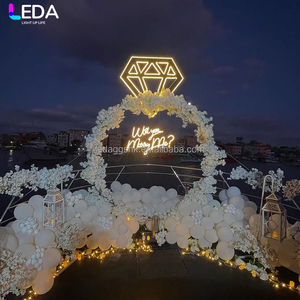 ซุ้มดอกไม้ทรงกลม LEDA สุดหรูสำหรับงานแต่งงาน พร้อมไฟ LED ประดับพื้นหลังโลหะลายเพชร ขายดี - Product Image 1