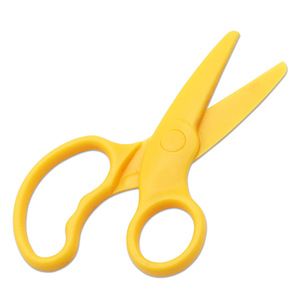 Tijeras para Niños Amarillas 130x45mm de Plástico ABS de Seguridad para Manualidades, Uso Escolar - Product Image 2