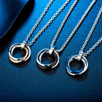 Collier avec pendentif rond en acier titane G237, accessoires, anneaux triples entrelacés argentés et noirs, pendentifs pour hommes, collier de bijoux