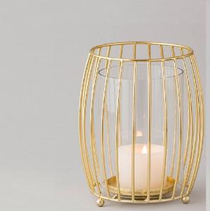 Linternas de huracán de aluminio y metal de estilo moderno para decoración del hogar y ocasiones navideñas con un elegante soporte de Pilar - Product Image 1