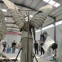 Statue de sculpture d'ailes d'ange en résine d'extérieur de haute qualité personnalisée avec taille et couleur personnalisées pour la place de la ville