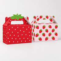 Boîte cadeau portable en papier motif fraise avec doublure en éponge et poignée de transport pour l'emballage de gâteaux, cupcakes et événements festifs