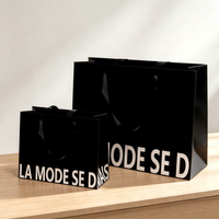Sacs cadeaux en papier couché gaufré vert foncé avec logo personnalisé, poignées en ruban de satin argenté, emballage de luxe pour la vente au détail