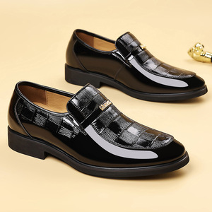 รองเท้าหนังแก้วทรงทางการสำหรับผู้ชาย หัวแหลม สวมแบบสลิปออน ส้นเตี้ย เหมาะสำหรับใส่ทำงานในออฟฟิศ กันลื่น ผลิตที่เมืองเหวินโจว - Product Image 2