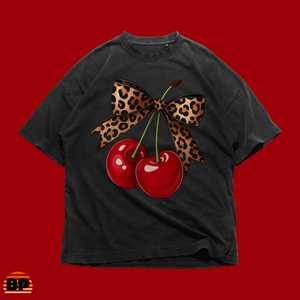 T-shirt unisex in cotone pesante con fiocco leopardato Cherry, divertente maglietta con grafica, abbigliamento casual alla moda, regalo per lei, outfit estivo femminile - Product Image 1