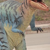Costume de dinosaure Cryolophosaurus animatronique grandeur nature de Zigong, réaliste, pour événements en extérieur, jardins, parcs d'attractions, maisons de jeux, centres commerciaux et événements FEC