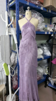 Robe de soirée sirène LM D320 lilas à col halter croisé, entièrement superposée, ornée de franges perlées et de strass, longueur ras du sol