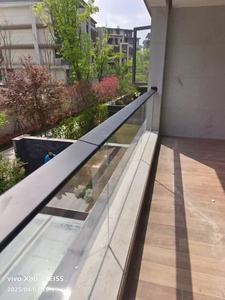 Aluminium balkonleuning, hellende leuning, glazen leuningen, kijkleuning voor balkon - Product Image 4