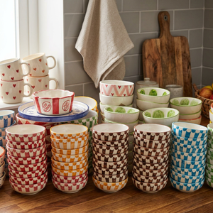 Juego de tazones de cerámica retro con diseños de corazones y cuadros, aptos para lavavajillas y microondas, para uso en el hogar y fiestas. - Product Image 1
