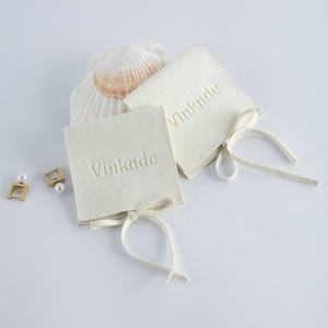 Bolsa de Joyería de Microfibra Estilo Sobre Color Crema Marfil de Alta Calidad, Venta Caliente, Proveedor Chino, con Logotipo Personalizado en Relieve - Product Image 6