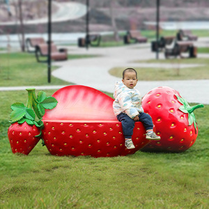 Grande sculpture de fraise décorative pour extérieur, idéale pour la ferme, le jardin, l'aménagement paysager, le parc et les espaces verts - Product Image 4