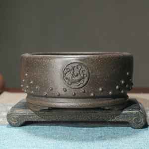 Maceta Redonda de Zisha con Forma de Tambor, Diseño de Bestia Mítica, Estilo Tradicional Chino - Product Image 1