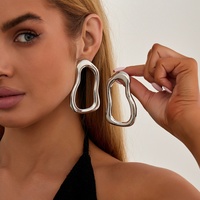 Boucles d'oreilles clous en métal ajouré de forme organique minimaliste pour femmes, grandes boucles d'oreilles tendance et massives, accessoires de mode, bijoux cadeau