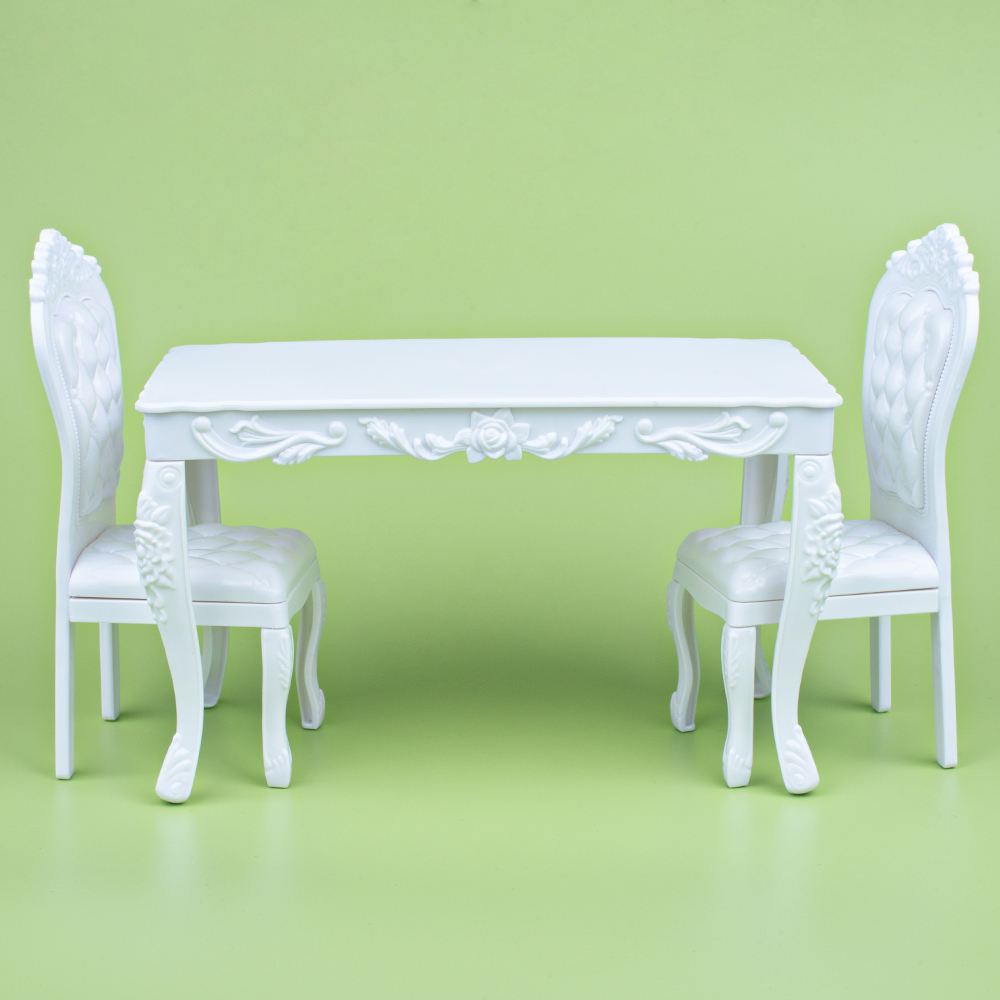 3-une table et deux chaises