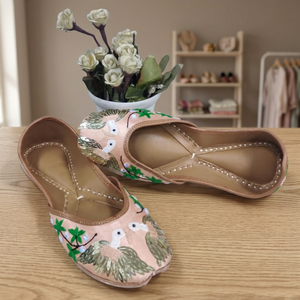 Zapatos de Cuero Genuino de Estilo Tradicional BS INTERNATIONAL con Cierre de Gancho y Bucle, Tacón Plano y Diseño Floral - Tendencia de Moda para Caminar - Product Image 1