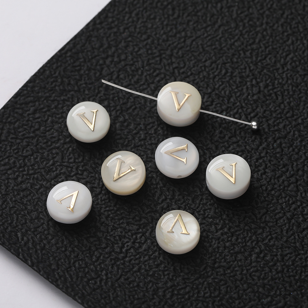 Perles lettres coquillages -- V