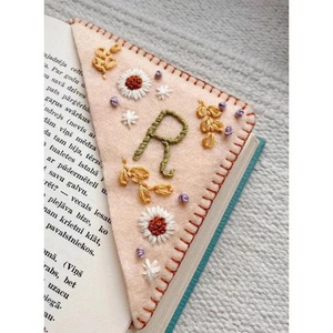 Feutre tissu Triangle Page coin protecteur <span class=keywords><strong>livre</strong></span> chinois à la main mignon fleur lettre broderie signet pour <span class=keywords><strong>livre</strong></span> - Product Image 5