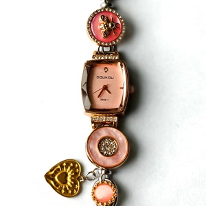นาฬิกาข้อมือแบบกำไลข้อมือ Zoryn Charm |   แฟชั่นย้อนยุค หน้าปัดสีน้ำเงินเข้ม ประดับด้วยเสน่ห์เหลือบรุ้ง ประดับด้วยพลอยแซฟไฟร์และคริสตัล งานแฮนด์เมดประดับลูกปัด สำหรับผู้หญิง - Product Image 4