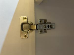 <span class=keywords><strong>Vitrina</strong></span> Cosmética LED de Metal de Lujo, Diseño Estrecho, con Estantes Retroiluminados, Dimensiones y Acabado Personalizables para Exhibición en Tiendas - Product Image 5