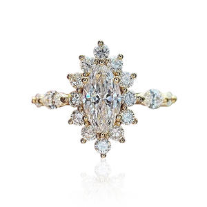 Anello di fidanzamento da donna F1545 in oro massiccio 18 carati con diamante taglio marquise e pietre laterali naturali colore D - Product Image 3