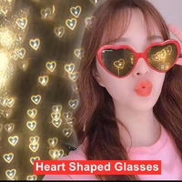 Lunettes de soleil en forme de coeur pour femmes avec lumières à changement de couleur Lunettes de diffraction nocturne à la mode pour les occasions de remise des diplômes