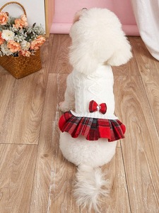 Grazioso Set Due Pezzi in Acrilico di Lusso per Cani e Gatti: Maglione e Gonna Natalizi con Papillon, Moda Invernale Grigio e Bianco - Product Image 4