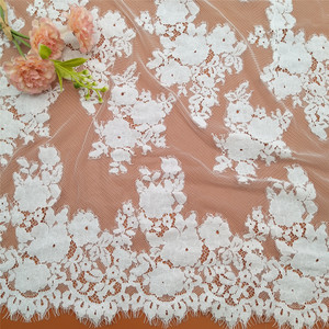 Tissu en dentelle brodée florale blanche élégante et romantique avec bordure en cils pour chemisiers de créateurs et tenues de cérémonie - Product Image 3