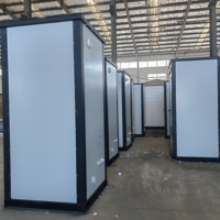 Toilette portable moderne en structure acier haute intensité, écologique, avec panneaux sandwich, douche intégrée et durée de vie de 20 ans